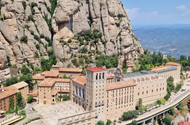 Tour a Montserrat saindo de Barcelona: Mosteiro, bonde e almoço