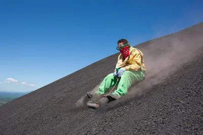 Sandboard sur le volcan Cerro Negro : Descente d’un cratère actif