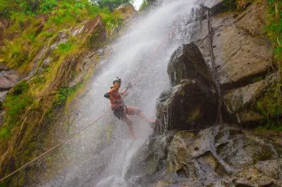 Tyrolienne à Antelope Falls : Rappel et canopée de la jungle