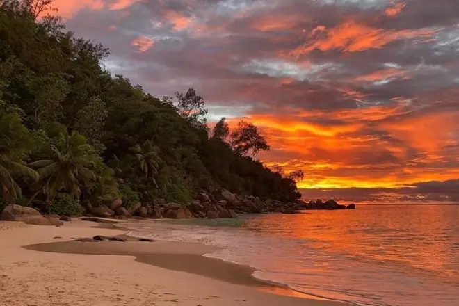 Evening Private Mahé Island Tour: Beaches & Sunset Dinner