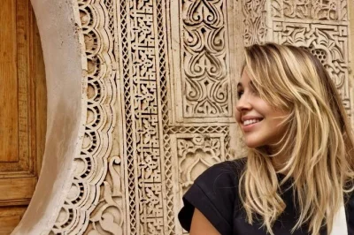 Reserva una excursión guiada de un día a fez desde casablanca. explora la antigua medina, la mezquita de kairaouine y las madrasas con la perspectiva de un local. recogida en hotel incluida.