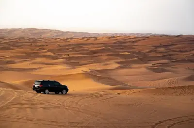 Dubai Wüstensafari: Dünenfahrt, Kamelritt & BBQ