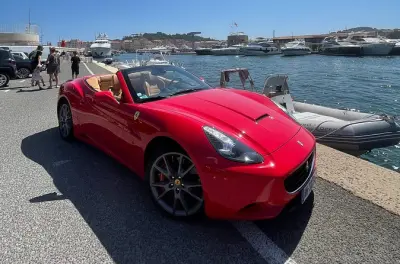 Tour privé en Ferrari à Cannes : La Croisette et le port