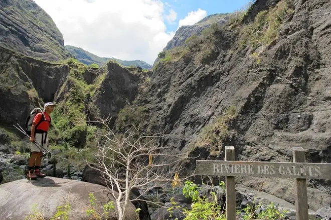 Mafate caminhada: Travessia de rios e geologia vulcânica