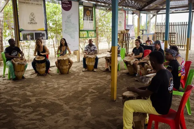 Aula de percussão e dança em La Boquilla, Cartagena