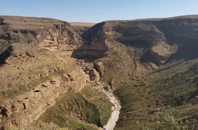 Montagnes de Dhofar : Doline Taiq Cave et forêt de baobabs