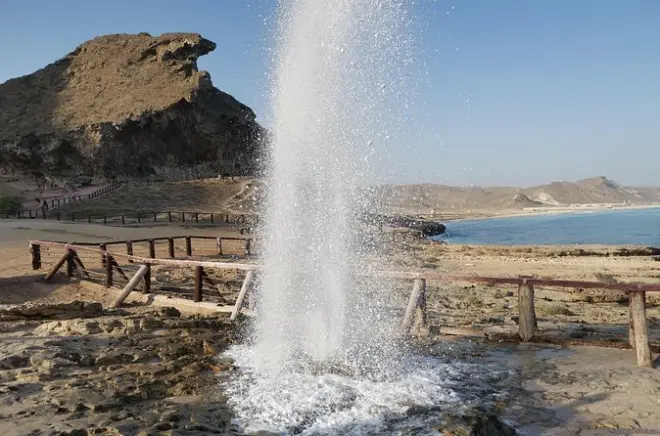 Salalah: Ciudad y costa oeste con playa Mughsail y blowholes