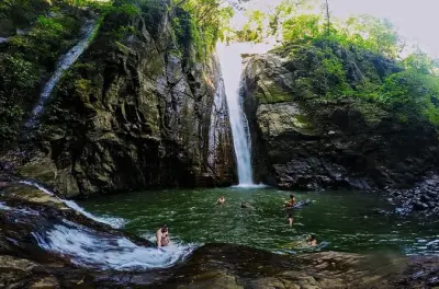 Cachoeiras de Tamanique: Salto de penhascos, escalada e trilha