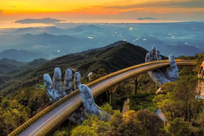 Ba Na Hills depuis le port de Chan May : Le pont des mains dorées