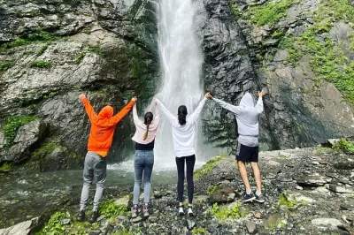 Senderismo en Kazbegi: Cascada Gveleti con guía