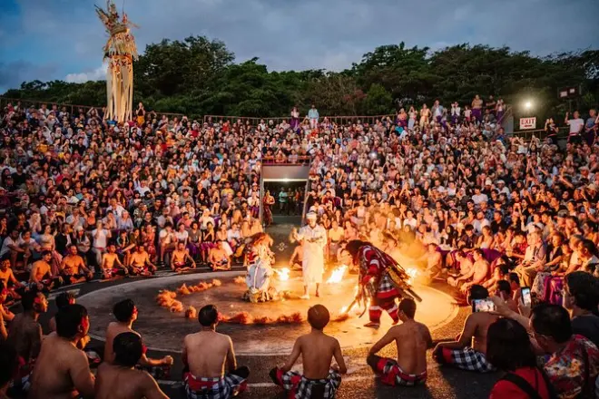 Accès coupe-file au temple d’Uluwatu et danse Kecak au coucher