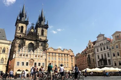 Descubre la historia de praga en un tour relajado en bici. recorre el casco antiguo, cruza el puente carlos y visita el muro de lennon con guía local y todo el equipo incluido.