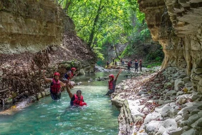 Vive la aventura en las cascadas de damajagua cerca de puerto plata: camina, salta y deslízate por 7 saltos con guía local. incluye transporte, equipo de seguridad y almuerzo buffet dominicano.