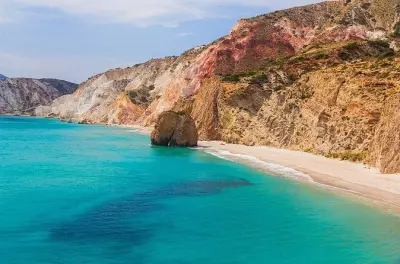 Kleftiko e Tsigrado em Milos: Cinco praias isoladas de barco