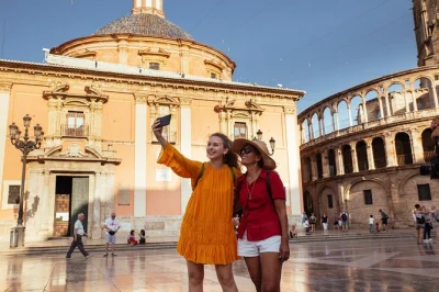 Valencia, plaza de la virgen e chiesa di san nicolás: orientati subito con una guida locale, scopri angoli nascosti e ricevi consigli autentici per il tuo viaggio.