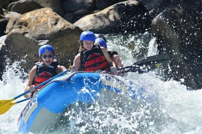 Sinta a adrenalina do rafting classe iii-iv no rio sarapiquí, costa rica, com transporte do hotel, guias locais e almoço à beira do rio saindo de la fortuna.