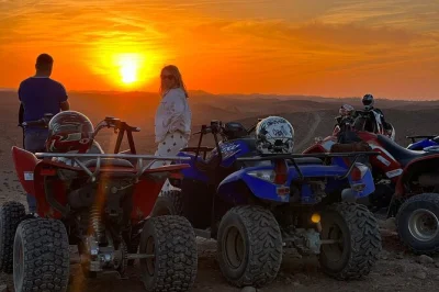 Découvrez le désert d’agafay en quad, baladez-vous à dos de chameau en tenue nomade et partagez un dîner berbère sous les étoiles. prise en charge depuis votre hôtel à marrakech incluse.