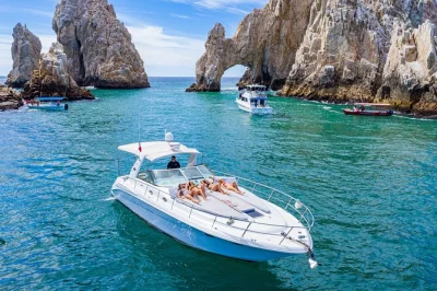 Sinta a brisa do mar em um passeio de iate privado em cabo, veja o arco, faça snorkel com a vida marinha e aproveite open bar e almoço. inclui traslado e guia local.