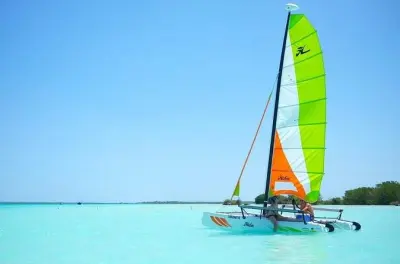 Bacalar Segeltour ab Tulum: 7 Blautöne der Lagune
