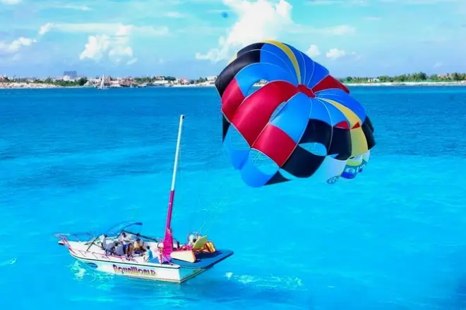 Parasailing à Cancún : 100 mètres au-dessus des eaux des Caraïbes