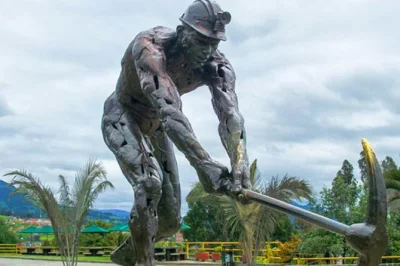 Buchen sie eine private halbtages-tour zur salzkathedrale und dem dorf nemocón. erkunden sie unterirdische tunnel, koloniale gassen und die tequendama-wasserfälle mit einem lokalen guide.