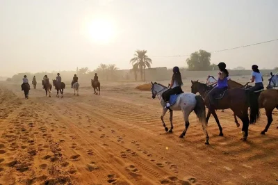 Découvrez la balade à cheval sur des chevaux arabes dans le désert de dubaï au lever ou coucher du soleil. tours en groupe, tous niveaux acceptés, avec boissons à volonté et thé karak.