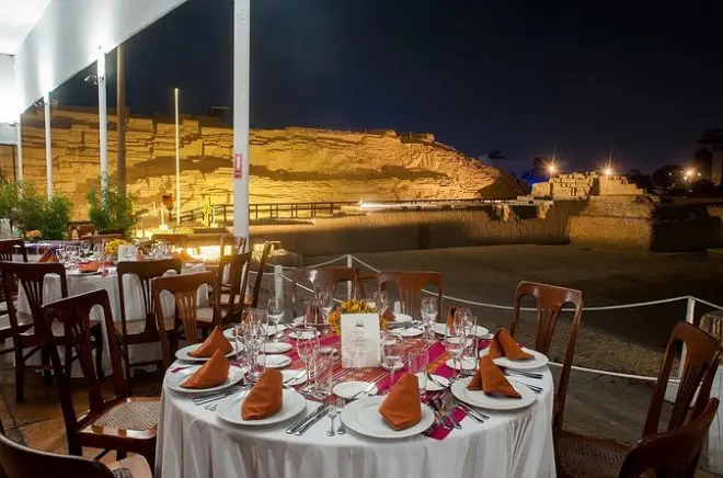 Cena a Huaca Pucllana a Lima con cucina peruviana e vista rovine