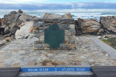 Entdecke cape agulhas, wo sich indischer und atlantischer ozean treffen, erkunde charmante küstenorte und beobachte wale in hermanus. jetzt tour ab kapstadt buchen.
