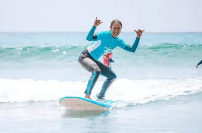 Aula particular de surf de 2 horas em Te Arai, Auckland