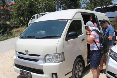 Reserve um tour privado em bali com roteiro flexível. visite a cachoeira tegenungan, os terraços de arroz de tegallalang e o mercado de ubud. motorista que fala inglês, com busca no hotel.