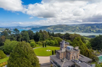 Découvrez dunedin dès votre débarquement : balade dans la ville, montée de baldwin street et 90 minutes dans les jardins du château larnach. transfert, snacks et guide local inclus.