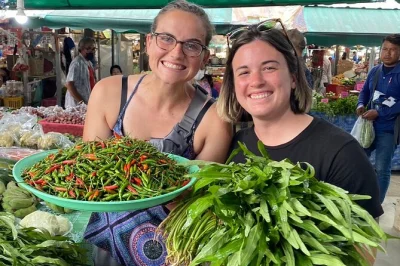 Inizia la tua mattina a chiang mai al mercato somphet, poi cucina piatti thai su una fattoria biologica con uno chef locale. include transfer, ricette e cucina all’aperto.