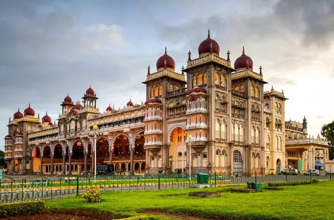 Mysore city tour: Palace, markets & temples with guide