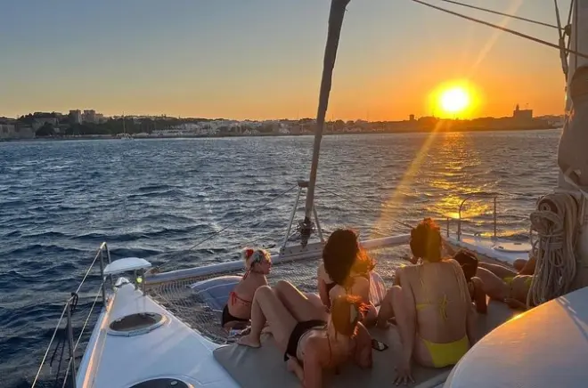 Baie Anthony Quinn et coucher de soleil en catamaran à Rhodes