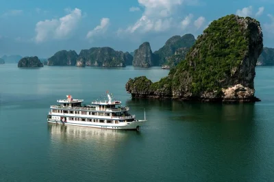 Croisière à bai tu long bay avec kayak, visite de la grotte thien canh son, repas inclus et transfert depuis hanoi. Évadez-vous des foules pour des eaux paisibles, saveurs locales et couchers de so