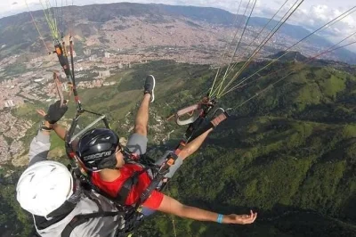 Voe de parapente em medellín com transporte ida e volta e vídeos em hd. veja a cidade do alto de san félix e sinta a adrenalina nas nuvens.
