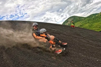 Erlebe vulkan-boarding am cerro negro bei león, nicaragua. private tour mit kompletter ausrüstung, zweisprachigem guide und abholung. sicherheit und erfrischung inklusive.