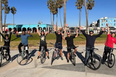 Découvrez les quartiers de los angeles en vélo électrique toute la journée, de west hollywood à venice beach, avec déjeuner, guide local et tout l’équipement inclus.