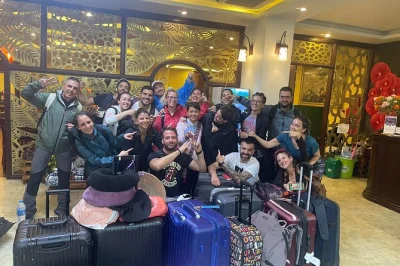 Explorez sapa à pied, découvrez les villages de cat cat et ta van, partagez un repas chez l’habitant et apprenez à cuisiner des spécialités vietnamiennes. transfert hôtel inclus.