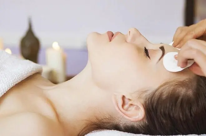 Skin Glo Paket in Newport Beach: Mikrodermabrasion & LED für 2