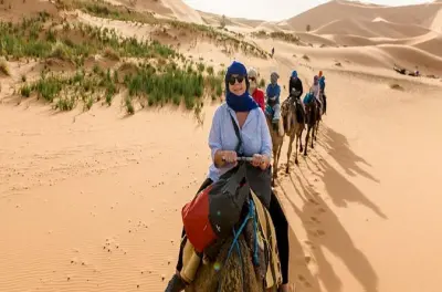 Erg Chebbi à noite de Erfoud com camelo e acampamento no deserto