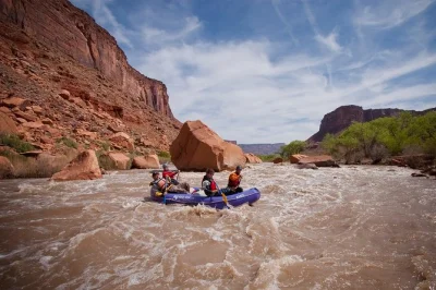 Erlebe den adrenalinkick beim rafting in moab an den fisher towers – paddel durch spritzige stromschnellen, hör spannende geschichten von einheimischen, genieße ein picknick am fluss und nutze die