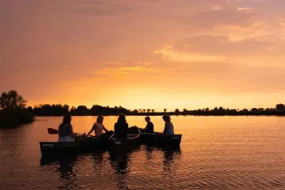 Tour in canoa al tramonto a Waterland: Pagaia e cena picnic