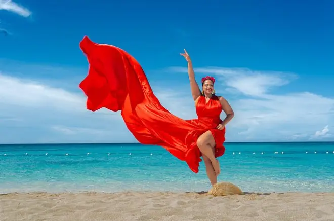 Fotoshooting mit fließendem Kleid am Doctors Cave Beach, Montego Bay