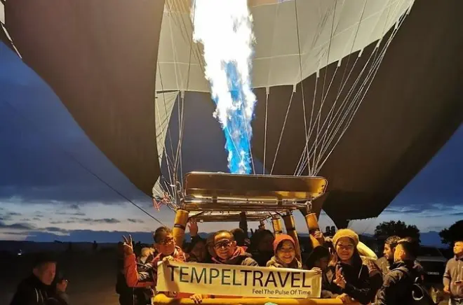 Voo de balão sobre as chaminés de fada de Capadócia