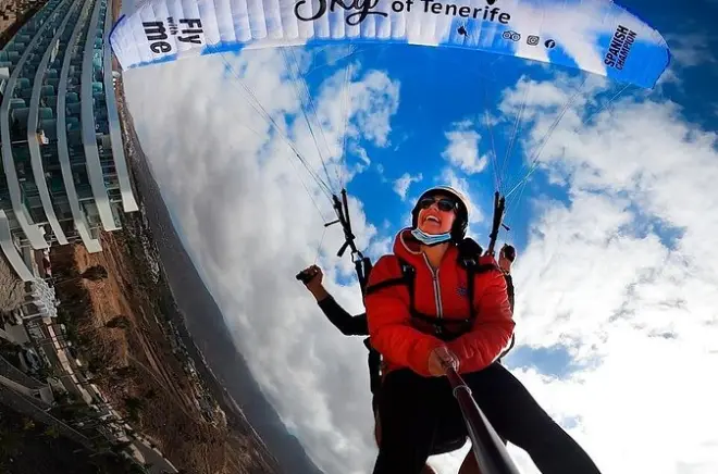 Akrobatisches Gleitschirmfliegen auf Teneriffa mit Champion