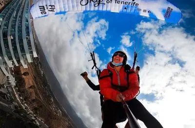 Akrobatisches Gleitschirmfliegen auf Teneriffa mit Champion