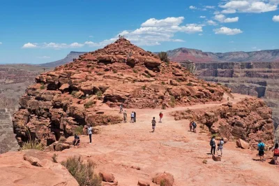 Descubre el gran cañón west rim, cruza el puente de la presa hoover y disfruta de acceso privado con comidas y recogida en hotel. reserva ya tu excursión desde las vegas.