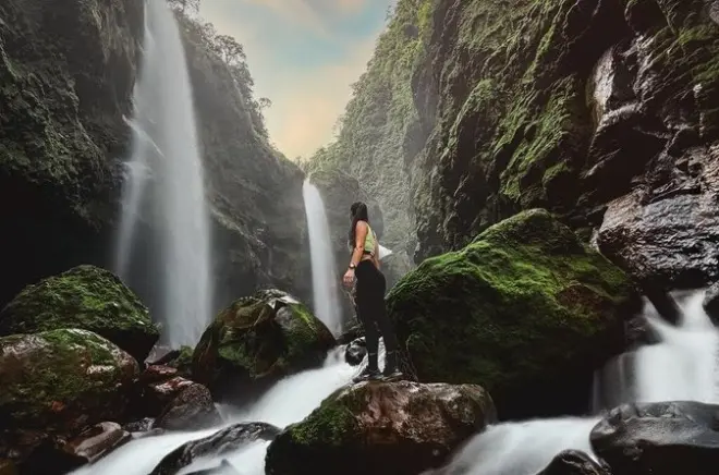 Tour guiado por el cañón y cascadas de Bajos del Toro, Costa Rica