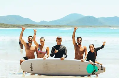 Leçon de surf à Florianópolis en petits groupes avec un pro